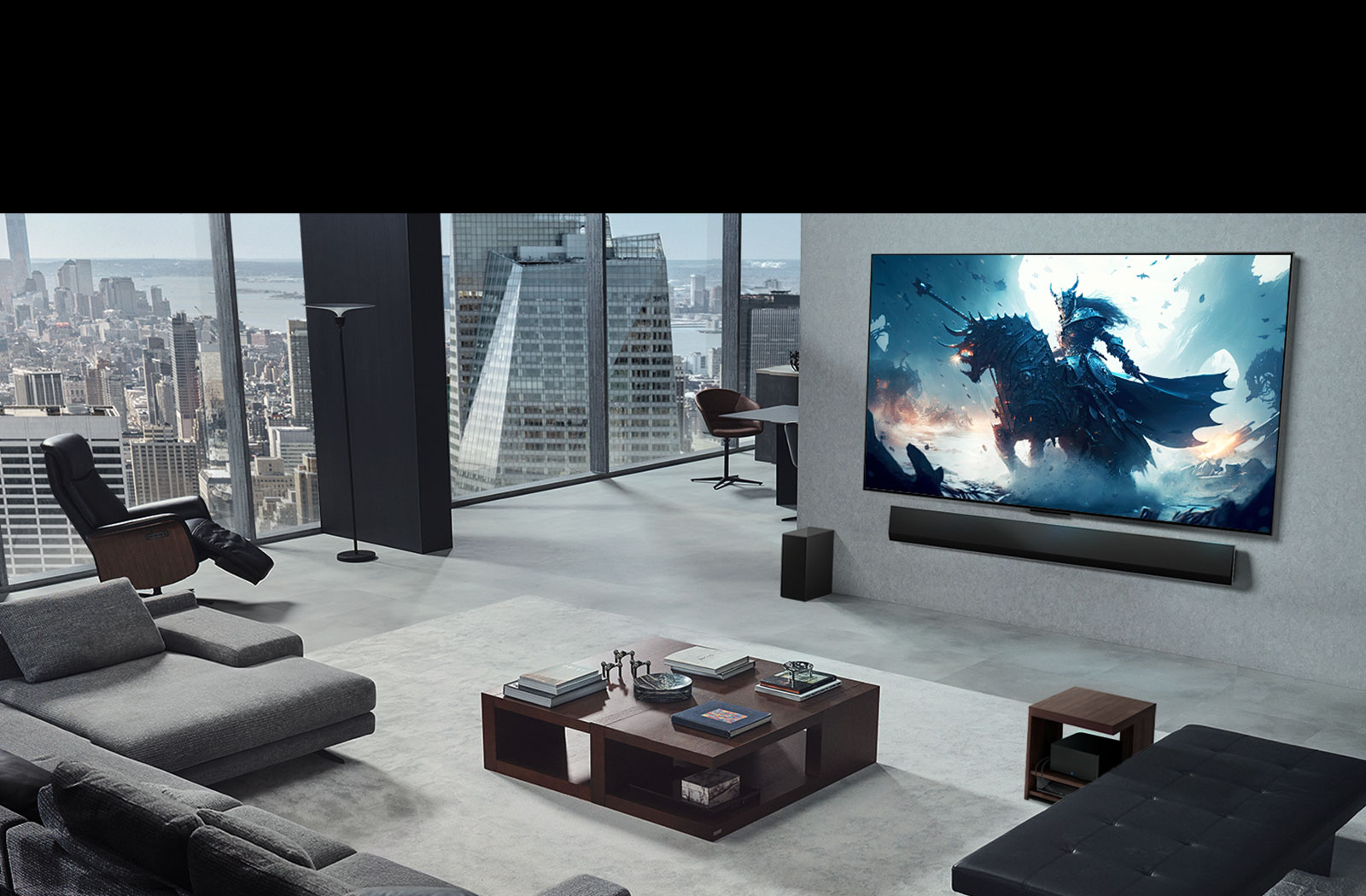 סלון עם אדם שמשחק במשחק וידאו על מסך TV‏ LG True Wireless ומקרן הקול LG Soundbar המותקנים על הקיר. הוא מחזיק את בקר המשחק בידו, אך קונסולת המשחקים אינה נראית במבט ראשון. לא ניתן גם להבחין בחוטים גלויים. תיבת ה-Zero Connect Box מוסתרת, ובקושי נראית כשהיא ממוקמת מתחת לשולחן צדדי.