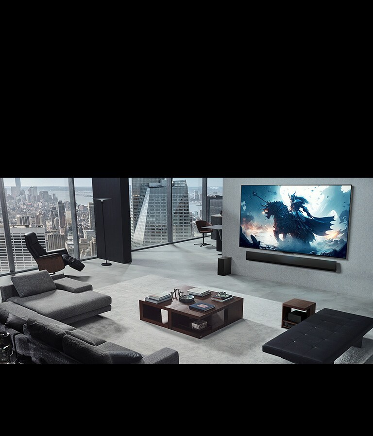 סלון עם אדם שמשחק במשחק וידאו על מסך TV‏ LG True Wireless ומקרן הקול LG Soundbar המותקנים על הקיר. הוא מחזיק את בקר המשחק בידו, אך קונסולת המשחקים אינה נראית במבט ראשון. לא ניתן גם להבחין בחוטים גלויים. תיבת ה-Zero Connect Box מוסתרת, ובקושי נראית כשהיא ממוקמת מתחת לשולחן צדדי.