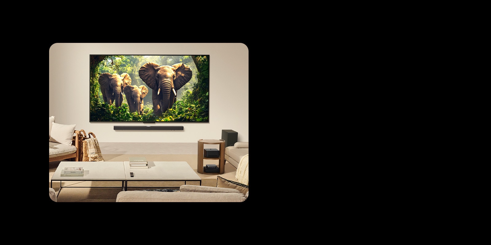 טלוויזיה Wall Mounted LG QNED9M בסלון. Zero Connect Box מונחת מסודרת מתחת לשולחן הצד עם עזרים היקפיים אחרים.