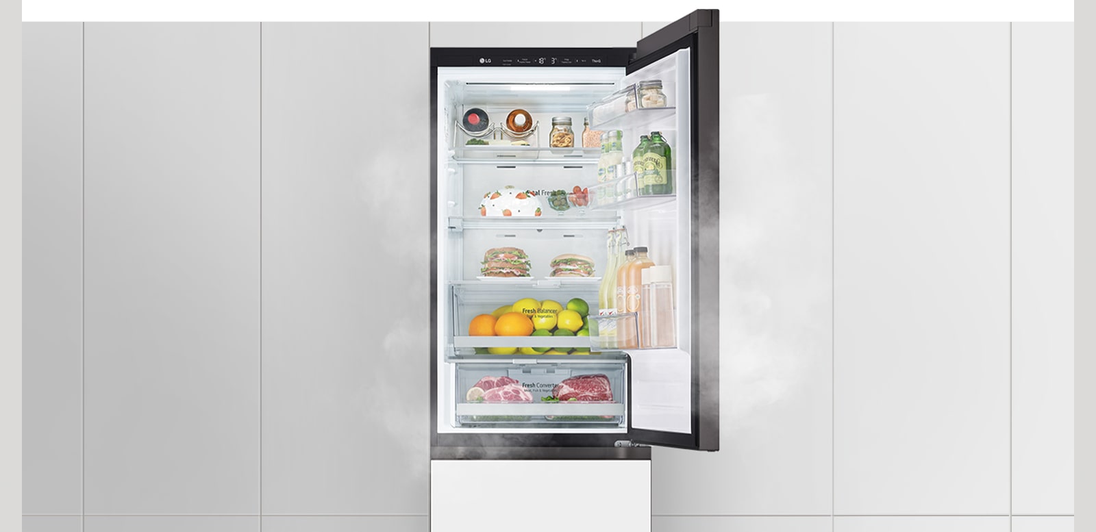 התמונה הראשונה מציגה את המקרר עם הדלת העליונה פתוחה מלא בירקות ופירות. התמונה השנייה מציגה קבוצת פירות וירקות בצבעים בהירים ומרהיבים.