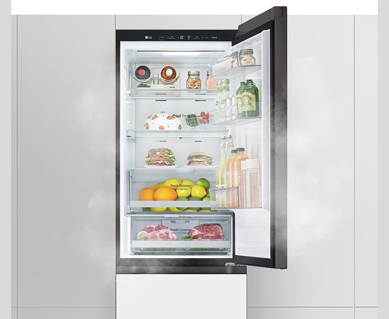 התמונה הראשונה מציגה את המקרר עם הדלת העליונה פתוחה מלא בירקות ופירות. התמונה השנייה מציגה קבוצת פירות וירקות בצבעים בהירים ומרהיבים.