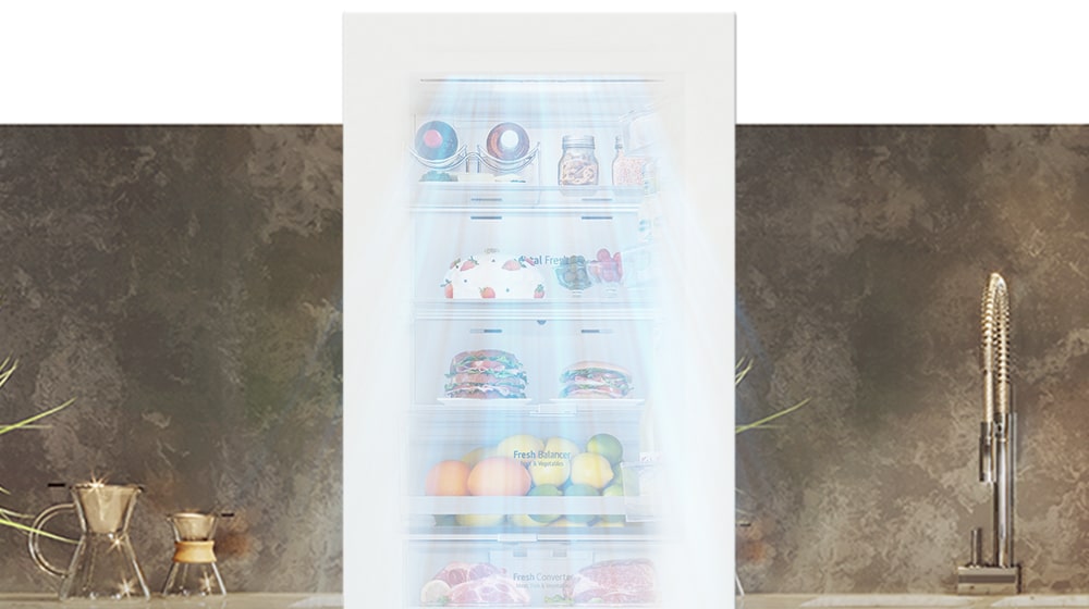 מוצגת המחצית העליונה של המקרר כשהדלת פתוחה. בתוך המקרר, מדפים מלאי פירות, ירקות ומשקאות כשיורד משב רוח קרה מלמעלה המקרר את המזון.