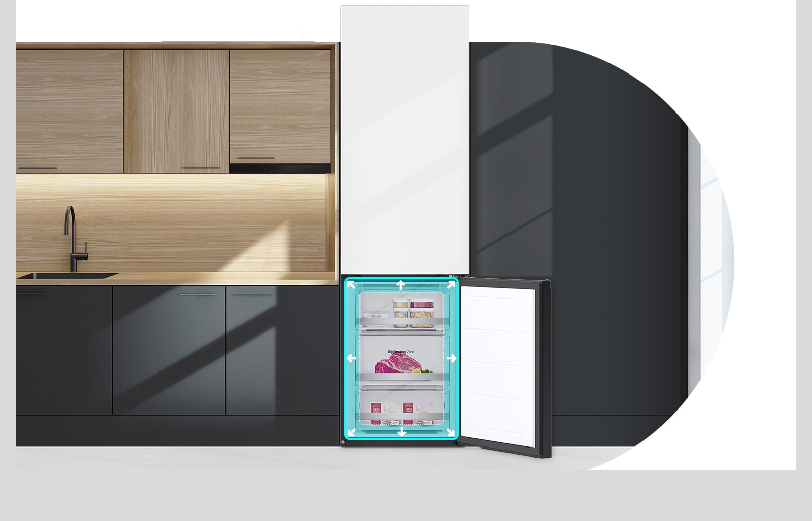 מוצג מקרר התואם למדפים במטבח. חלק המקפיא פתוח ומלא פירות וירקות. מוצג ריבוע עם חצים מניאון סביב שפת חלל המקרר כדי להראות שבתוך המקפיא יש יותר מקום.