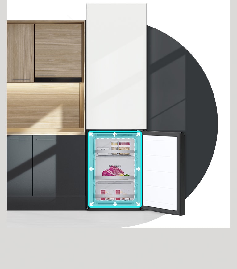 מוצג מקרר התואם למדפים במטבח. חלק המקפיא פתוח ומלא פירות וירקות. מוצג ריבוע עם חצים מניאון סביב שפת חלל המקרר כדי להראות שבתוך המקפיא יש יותר מקום.