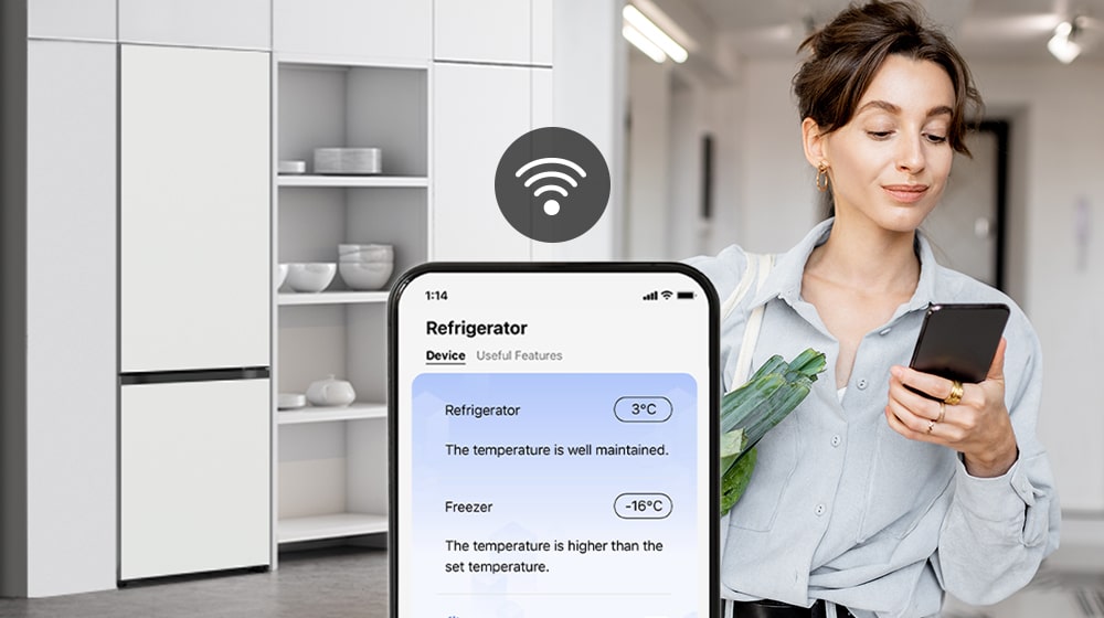 האישה מסתכלת אל הטלפון הנייד שלה.