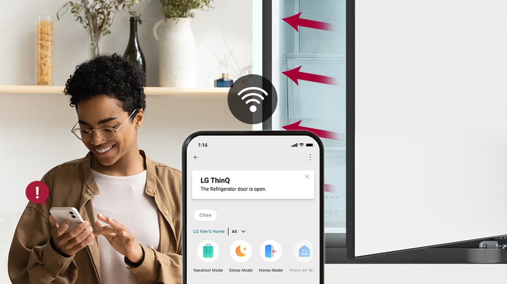 האישה מסתכלת אל הטלפון הנייד שלה, כשדלת המוצר פתוחה במקצת.