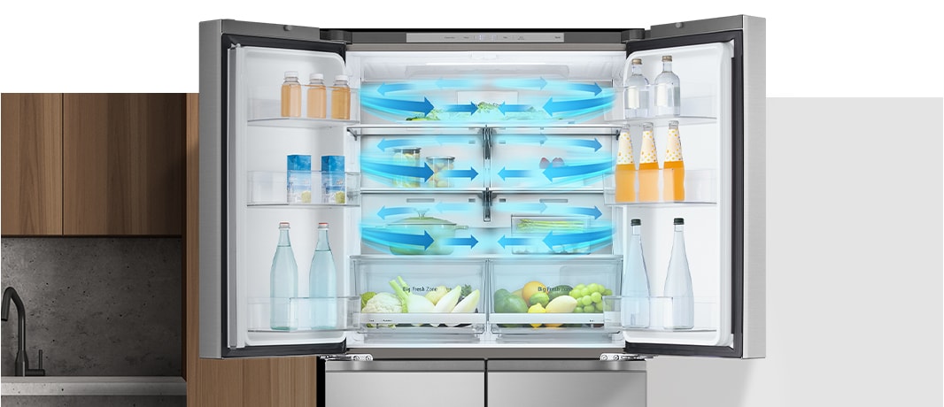 בתוך המקרר המלא במזון מוצגים חיצים כחולים, המסמלים קור, למטה, בשני הצדדים, ובכל המרחב.