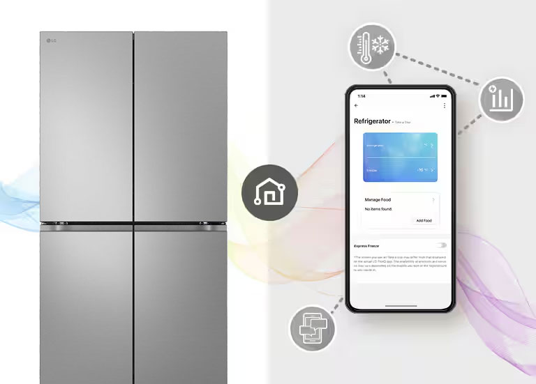 רואים אישה מרחוק, יושבת בנוחות ליד שולחן ועובדת. יש רמקול בינה מלאכותית על השולחן. מתרחקים מהאישה, הקירות והמקרר עם ה-InstaView בזכוכית שחורה מתמקמים.