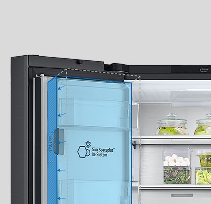 מבט אלכסוני על המדף בעל הגימור המתכתי בחלק הפנימי של המקרר.