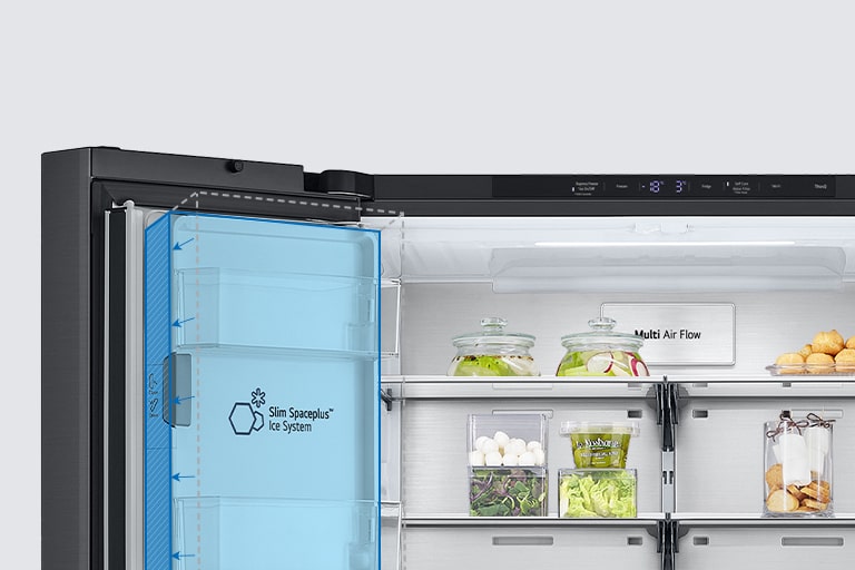 מבט אלכסוני על המדף בעל הגימור המתכתי בחלק הפנימי של המקרר.