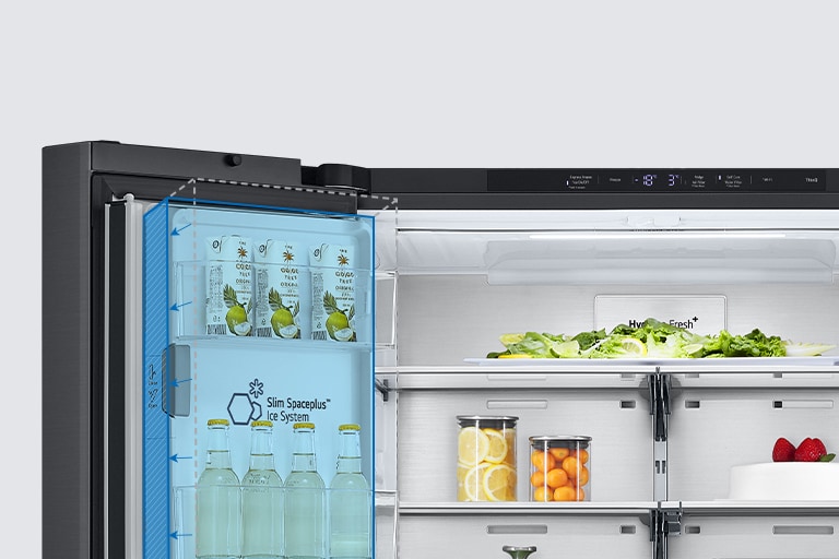 בתוך המקרר שמלא במזון מודגשת בכחול מכונת הקרח הדקיקה שבדלת