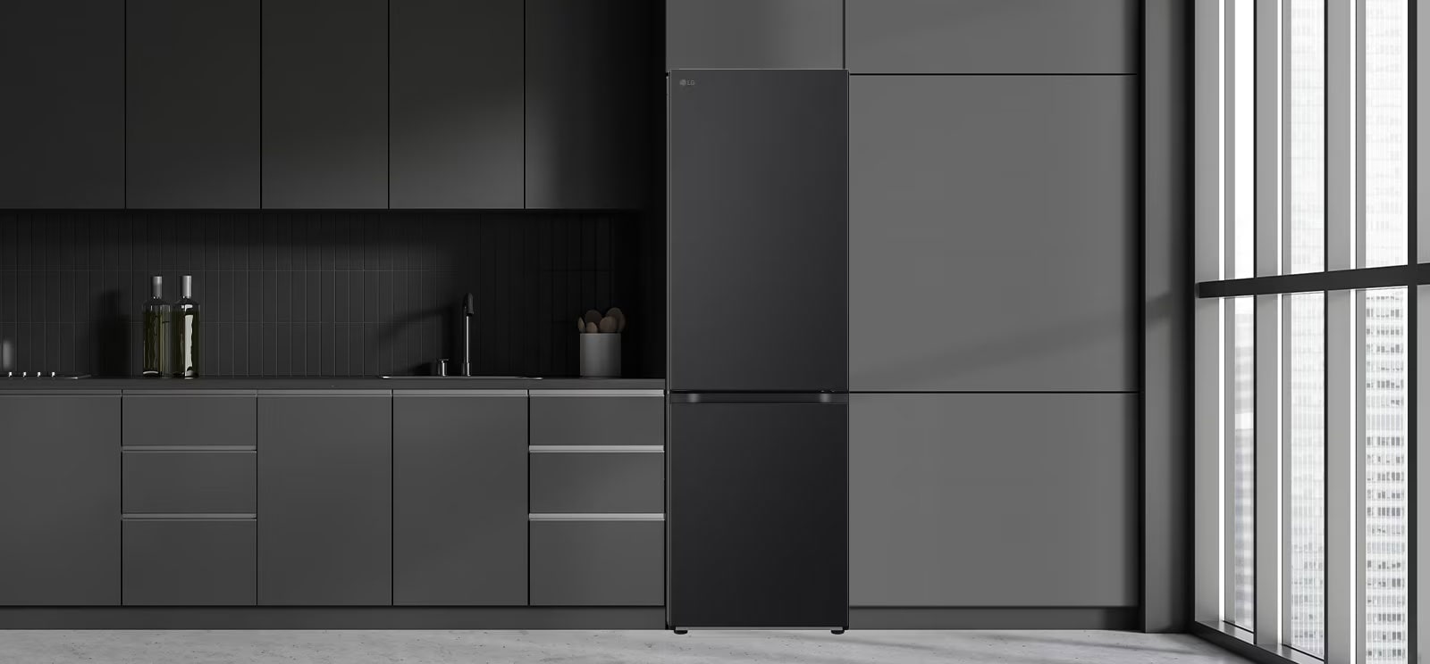 מטבח מודרני עם מקרר שמשתלב באופן מושלם בארונות שלצידו כך שהוא נראה כמו דגם מובנה.