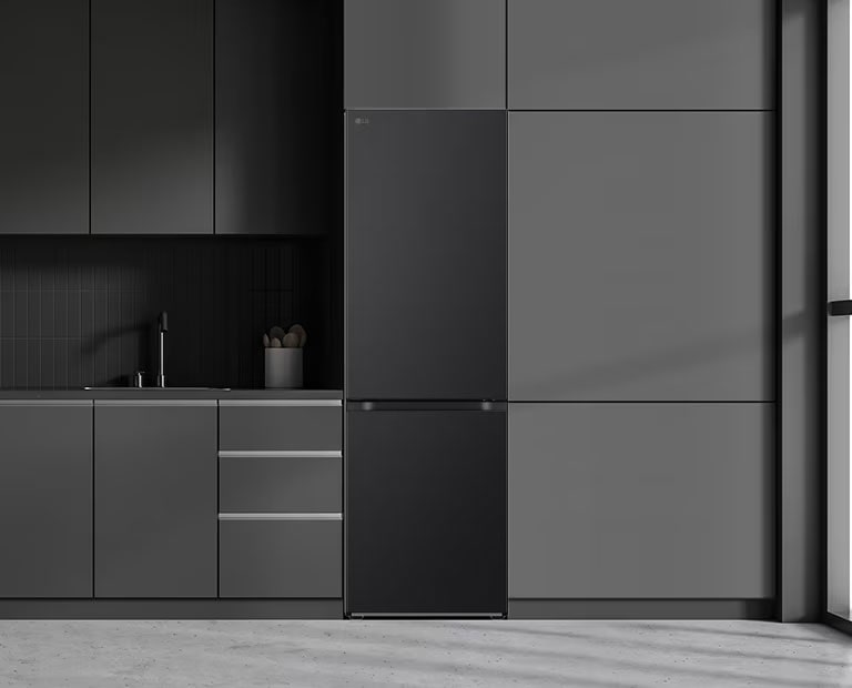 מטבח מודרני עם מקרר שמשתלב באופן מושלם בארונות שלצידו כך שהוא נראה כמו דגם מובנה.