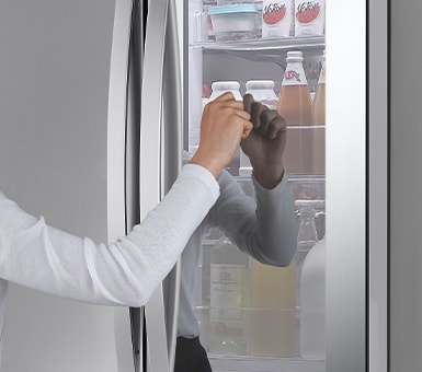 נקישה על מסך הדלת של המקרר