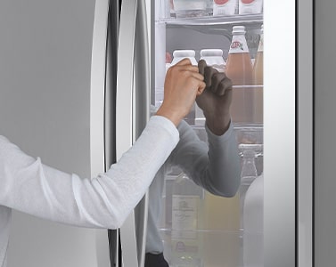 נקישה על מסך הדלת של המקרר