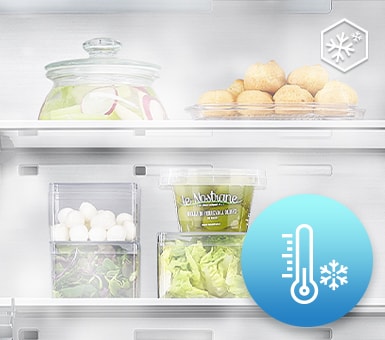 אוויר קר יוצא מהמקרר שבתוכו מזון