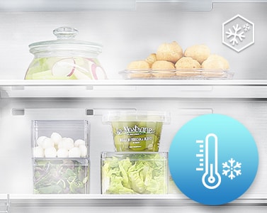 אוויר קר יוצא מהמקרר שבתוכו מזון