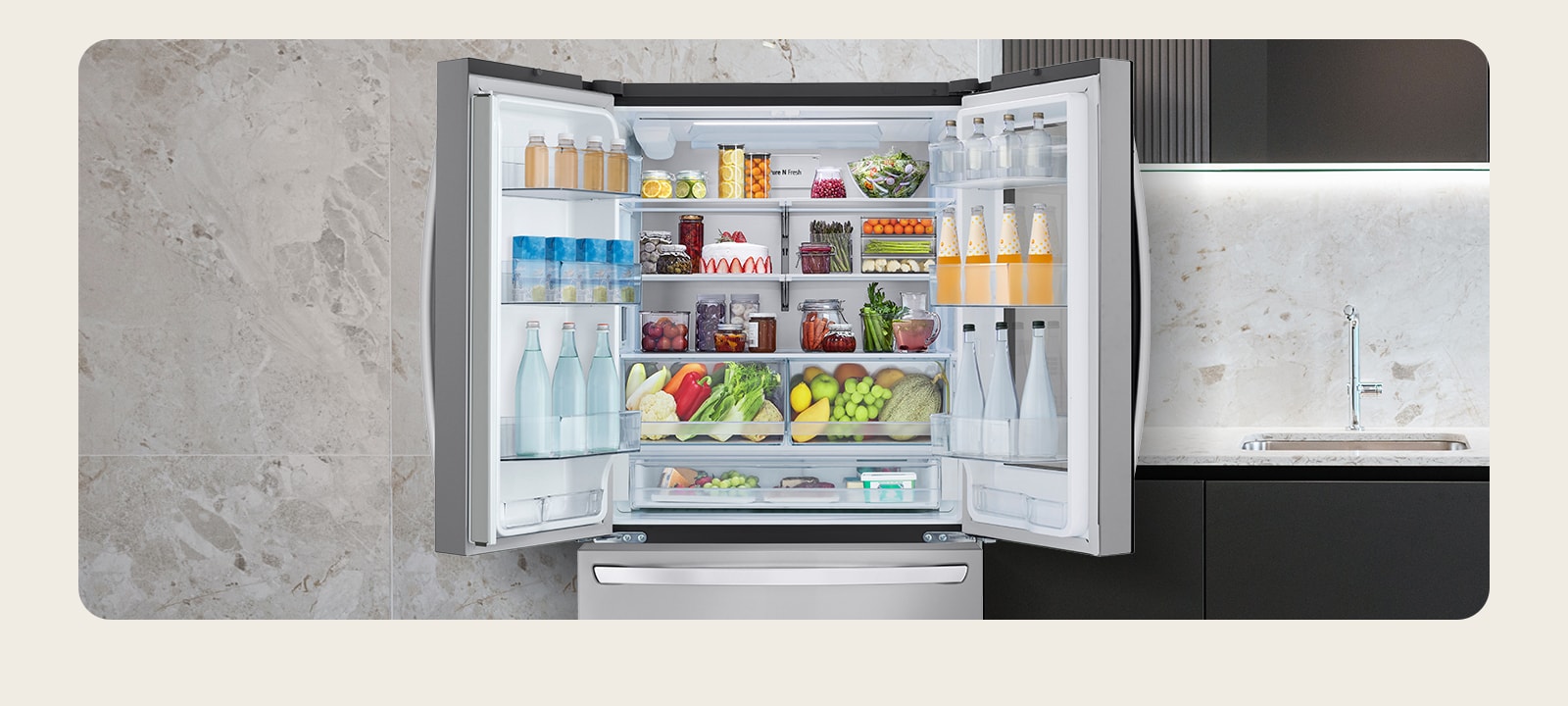 במטבח שבו ניתן לראות את הכיור, ניתן לראות את המקרר כשהדלת העליונה פתוחה