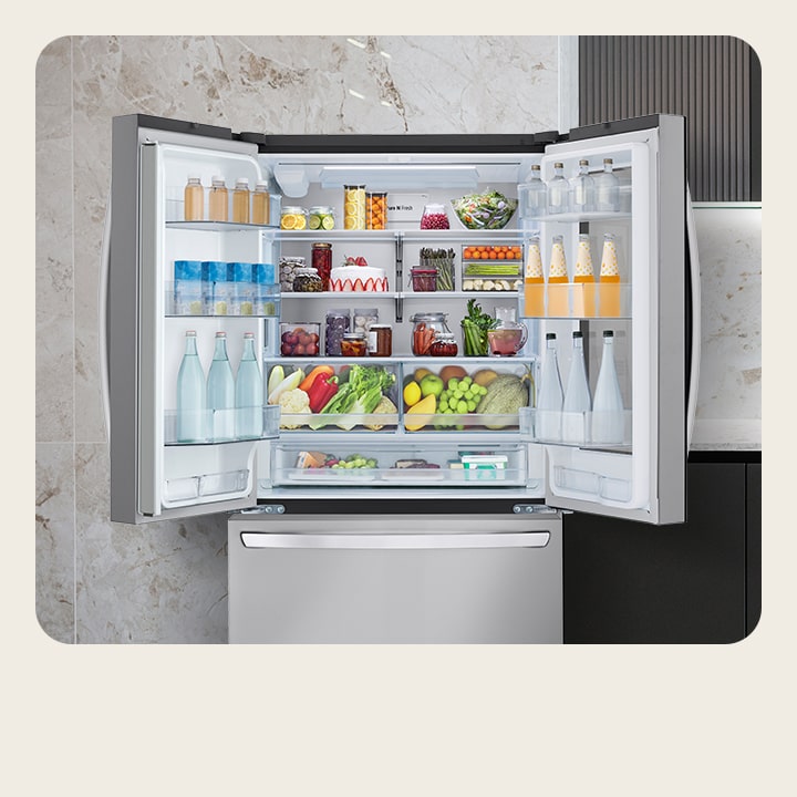 במטבח שבו ניתן לראות את הכיור, ניתן לראות את המקרר כשהדלת העליונה פתוחה