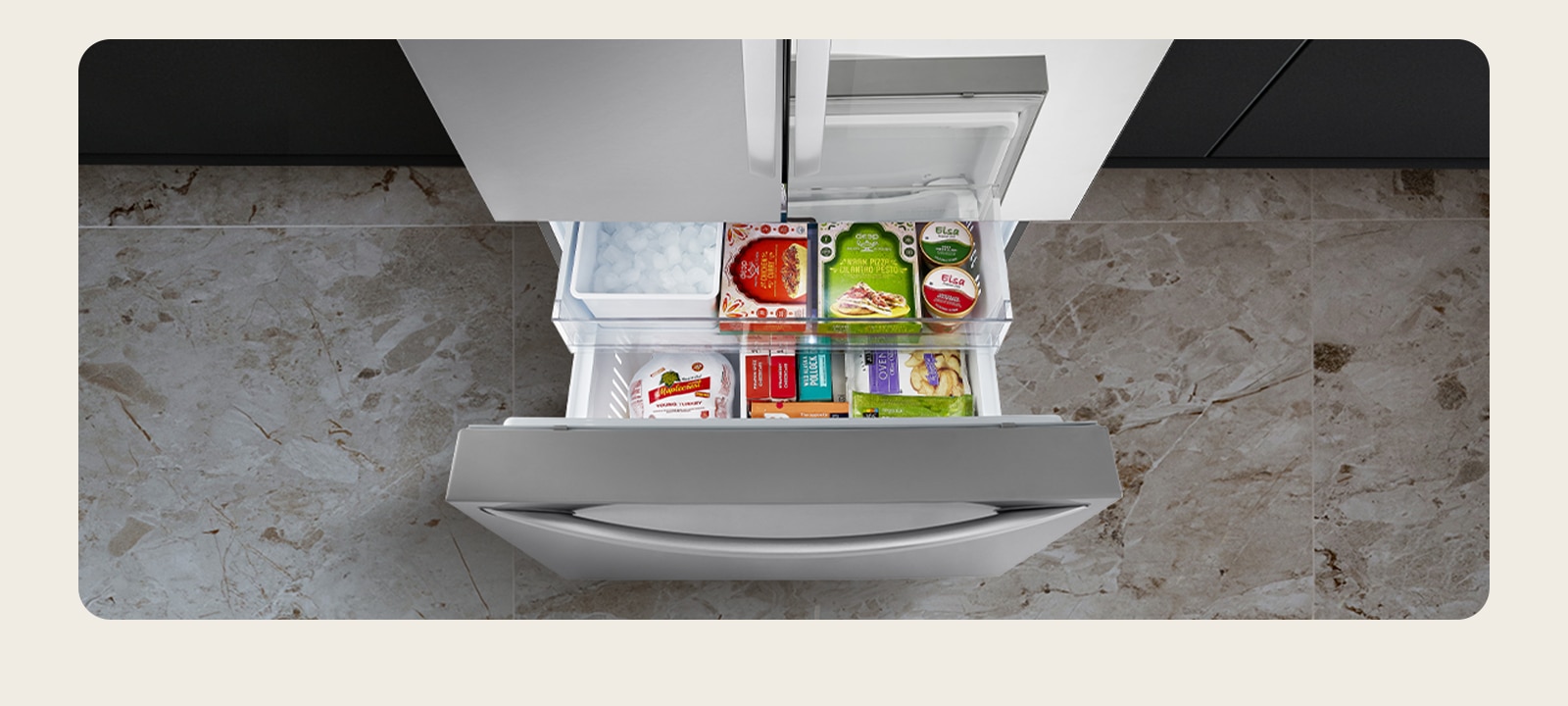 במטבח שבו ניתן לראות את הכיור, הדלת התחתונה נפתחת וניתן לראות אוכל קפוא