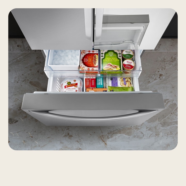 במטבח שבו ניתן לראות את הכיור, הדלת התחתונה נפתחת וניתן לראות אוכל קפוא