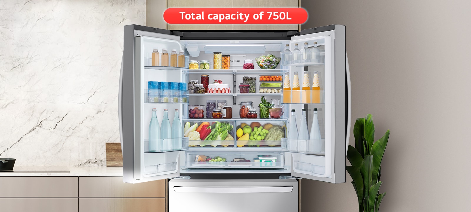 במטבח עם כיור, מקרר עם דלת עליונה פתוחה שמציגה את האוכל שבפנים