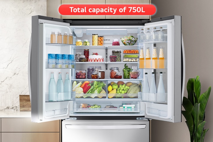 במטבח עם כיור, מקרר עם דלת עליונה פתוחה שמציגה את האוכל שבפנים