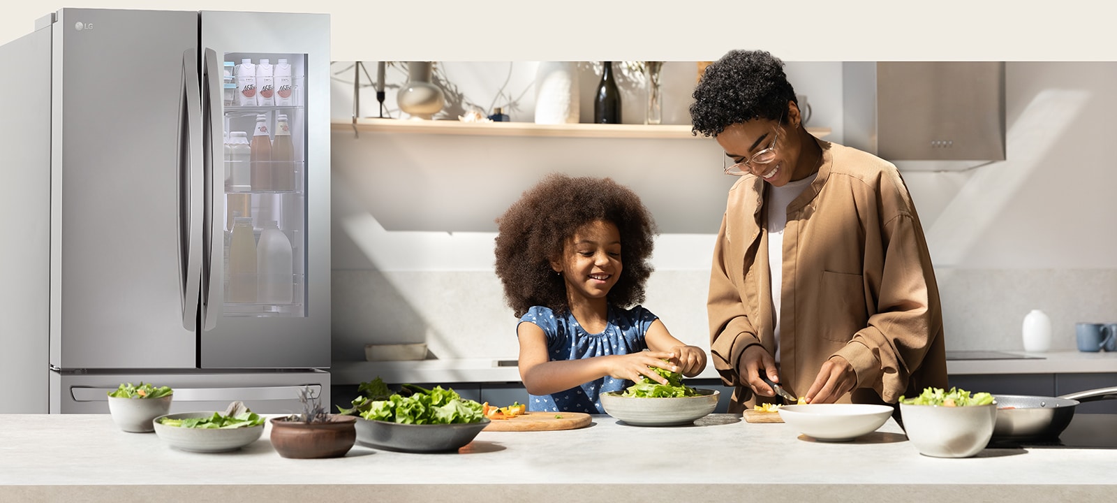 מבוגר וילד מבשלים במטבח עם מקרר מואר