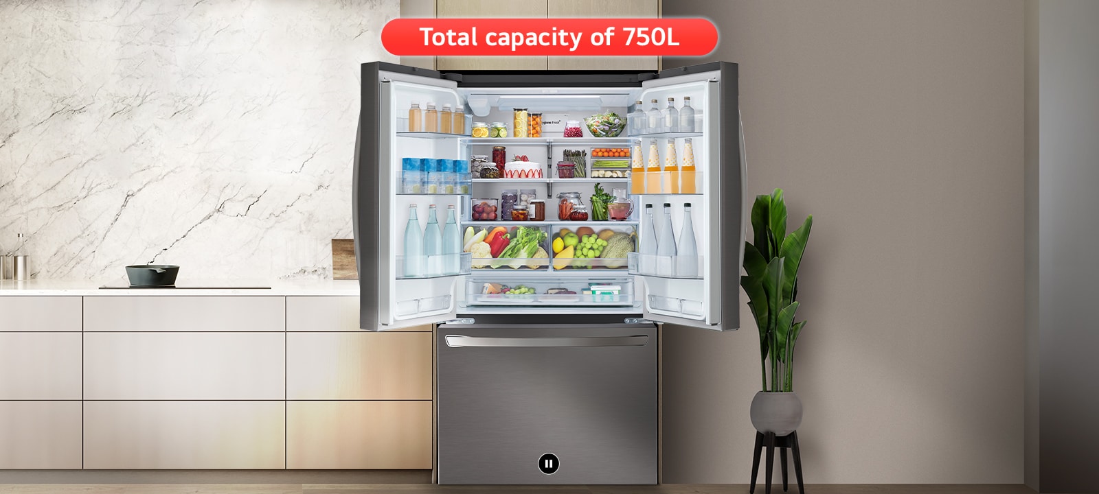 במטבח עם כיור, מקרר עם דלת עליונה פתוחה שמציגה את האוכל שבפנים