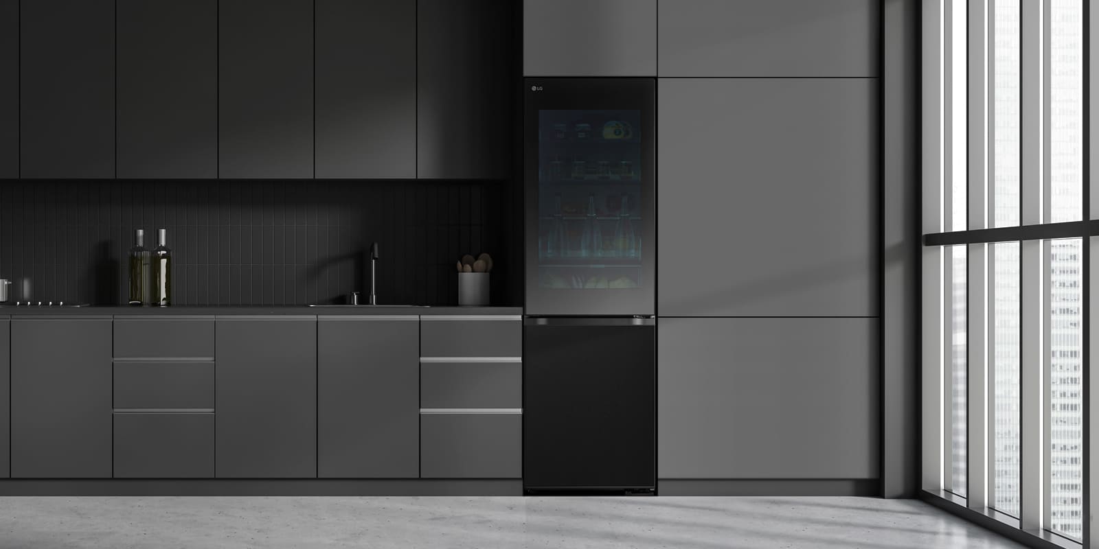 מטבח מודרני עם מקרר שמשתלב באופן מושלם בארונות שלצידו