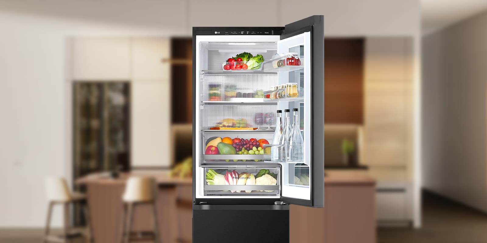 מעוצב עם כיסוי המזון, המקרר עוזר לשמור על אוויר קר גם כשהדלת פתוחה.