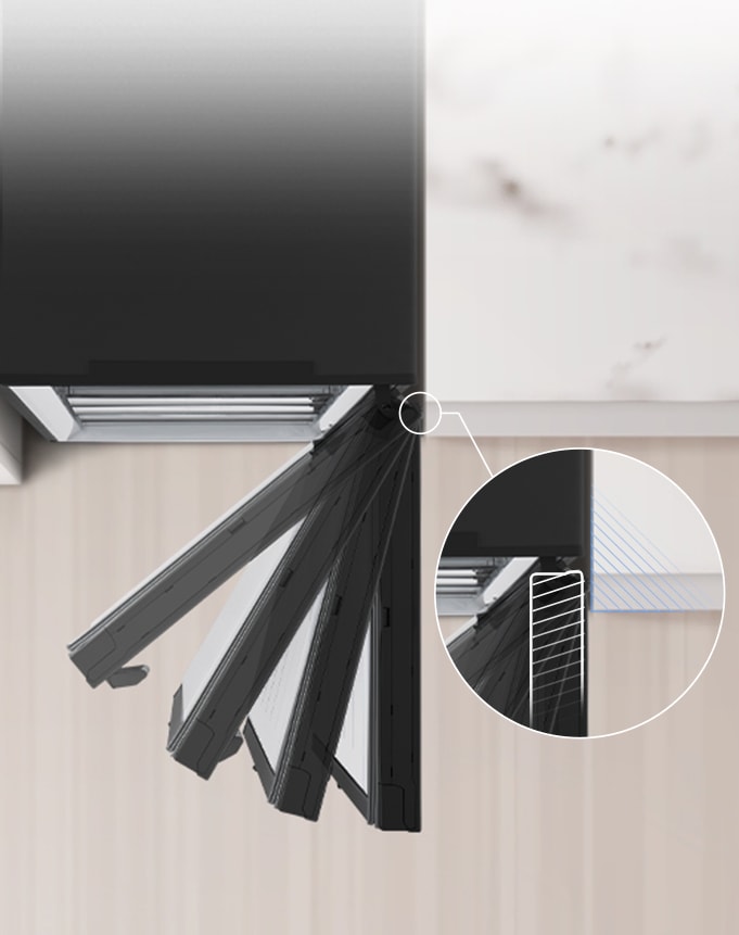 מבט מלמעלה על מקרר המותקן בסמוך לקיר, עם ציר דלת שמאפשר פתיחה מלאה ללא מרווח מהקיר.