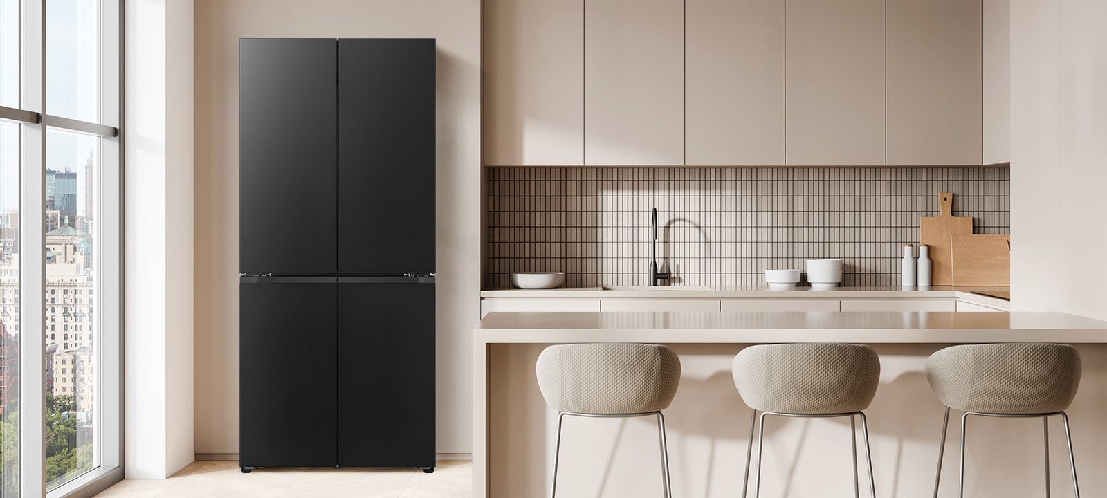מקרר LG במטבח מודרני מציג עיצוב אלגנטי המשתלב בצורה מושלמת במגוון סגנונות עיצוב פנים.