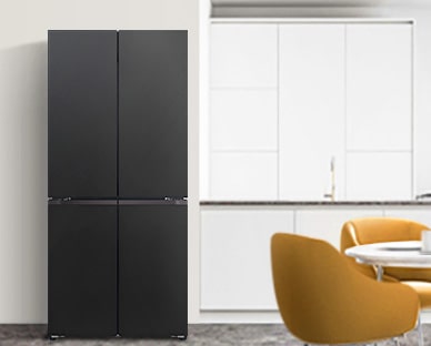 מקרר LG במטבח לבן מודרני עם כיסאות בגווני צהוב-חרדל, לאווירה נקייה ומתוחכמת.