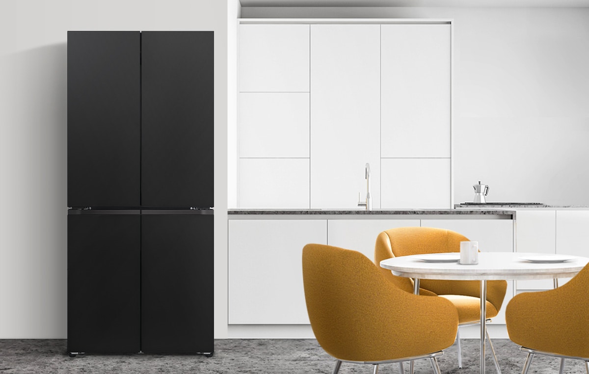 מקרר LG במטבח לבן מודרני עם כיסאות בגווני צהוב-חרדל, לאווירה נקייה ומתוחכמת.