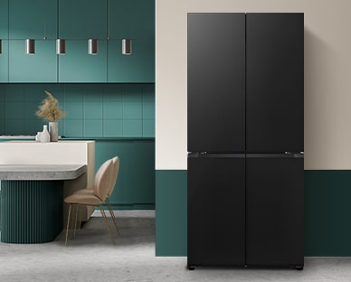 מקרר LG במטבח מעוצב עם קיר בגוון ירוק עמוק וכיסאות בגוון בז’, להעצמת מראה עכשווי.