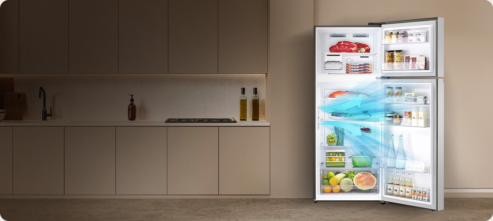 מטבח מודרני עם מקרר LG עליון עם מקפיא גדול פתוח המלא במוצרי מזון שונים, מסביר כיצד פועל מנגנון הקירור בדלת.