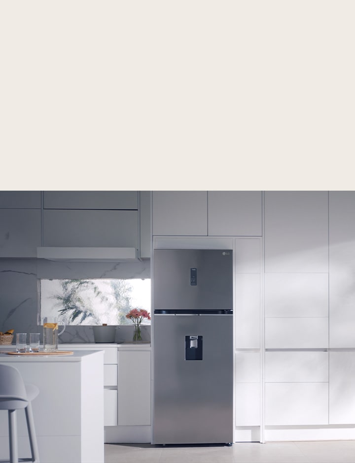 מטבח מודרני עם מקרר חכם של LG, מציג את טכנולוגיית Smart Fresh Air לאופטימיזציה של הקירור בהתאם לדפוסי השימוש ולשמירה על יעילות אנרגטית, גם בשעות עומס.