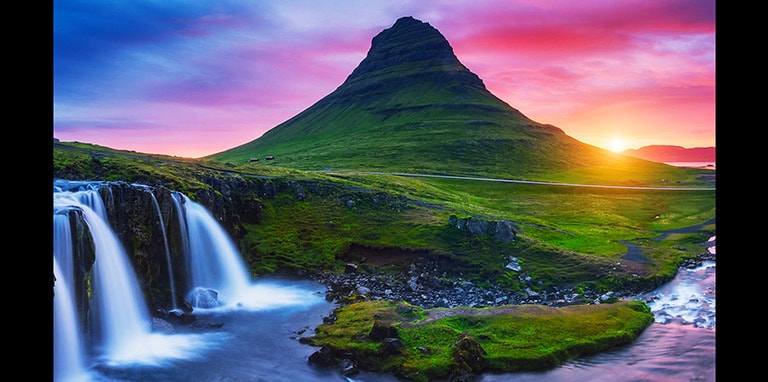 מוצגת גלריה של 6 תמונות של כדור פורח בשמיים. שתי תמונות מסומנות. ואז מופיעה גלריה עם 6 תמונות של אנשים מפריחים בועות. עוד שתי תמונות מסומנות. מופיע מסך שחור עם סמל טעינה בוורוד וסגול. מופיע נוף מיסטי שמתחדד בהדרגה משמאל לימין.