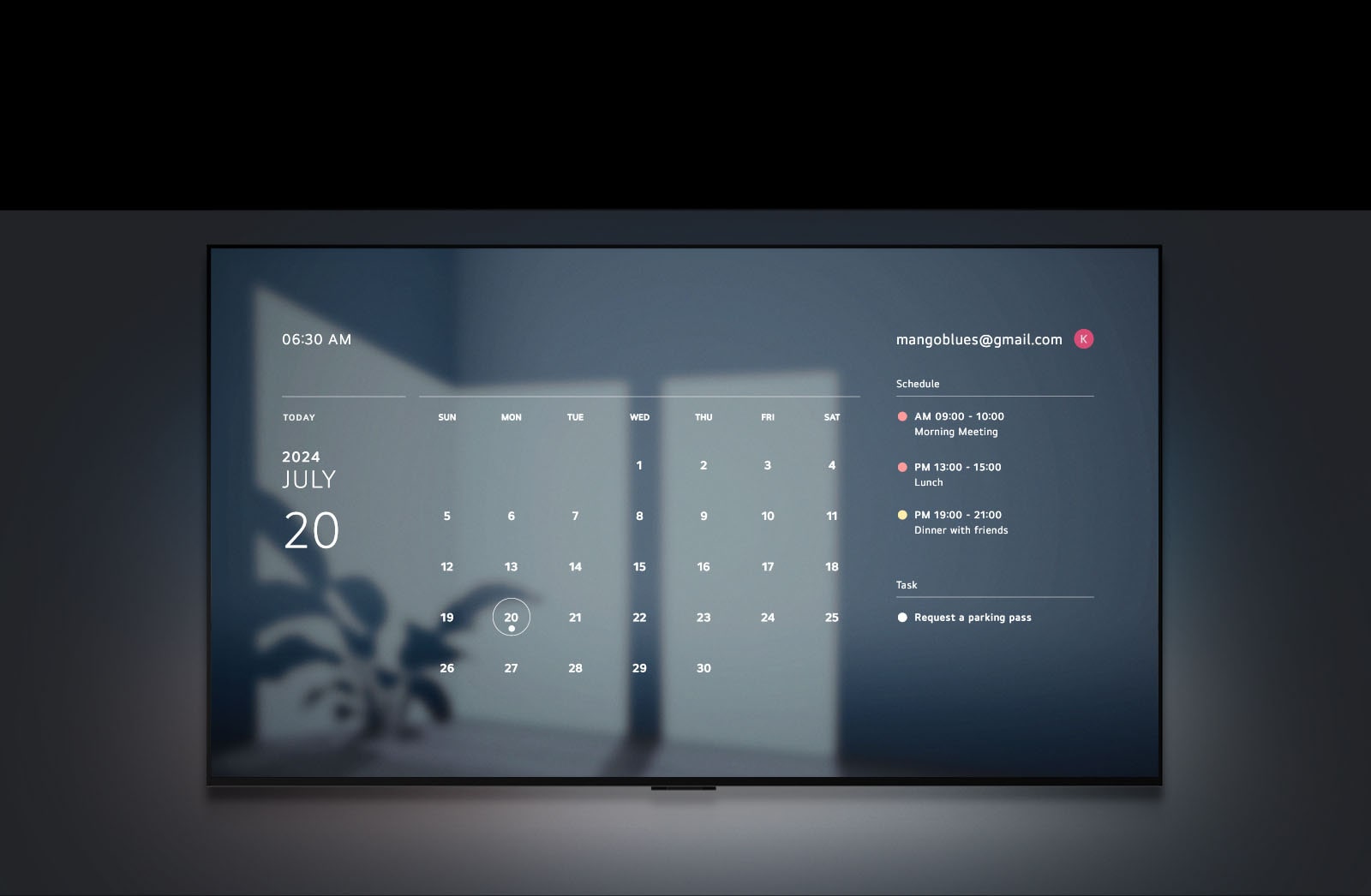 LG TV מציגה תמונה של הזריחה עם השעה, התאריך, מזג האוויר והטמפרטורה, והכיתוב "בוקר טוב". בועת דיבור עם הכיתוב "היי LG" מופיעה ונעלמת, ואז מופיעה בועת דיבור עם הכיתוב "הצגת התכנון השבועי". המסך מתחלף לתצוגה של היומן ושל התכנון היומי של Google.