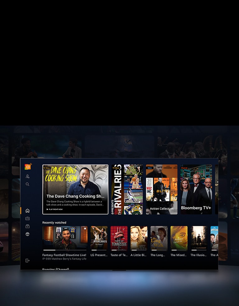 LG TV בחזית מציגה מבחר תמונות ממוזערות של סרטים ותוכניות טלוויזיה. בתמונה מופיעות המילים ‏'אוסף סרטי פעולה', ‏'+Bloomberg TV' ו-'‏ נצפו לאחרונה'. החלל מול הטלוויזיה מואר קלות, כאילו מאור הטלוויזיה. מאחורי הטלוויזיה, בחושך, יש עוד תמונות ממוזערות של סרטים ותוכניות טלוויזיה.