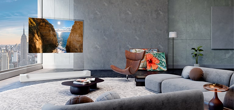 טלוויזיית טפט LG OLED evo AI W6 עם טכנולוגיית True Wireless נעה בחופשיות בתוך הסלון מהחלון לקיר האחורי או אפילו למרכז החלל, ומדגימה מיקום גמיש שמגדיר מחדש את הפריסה הפנימית.