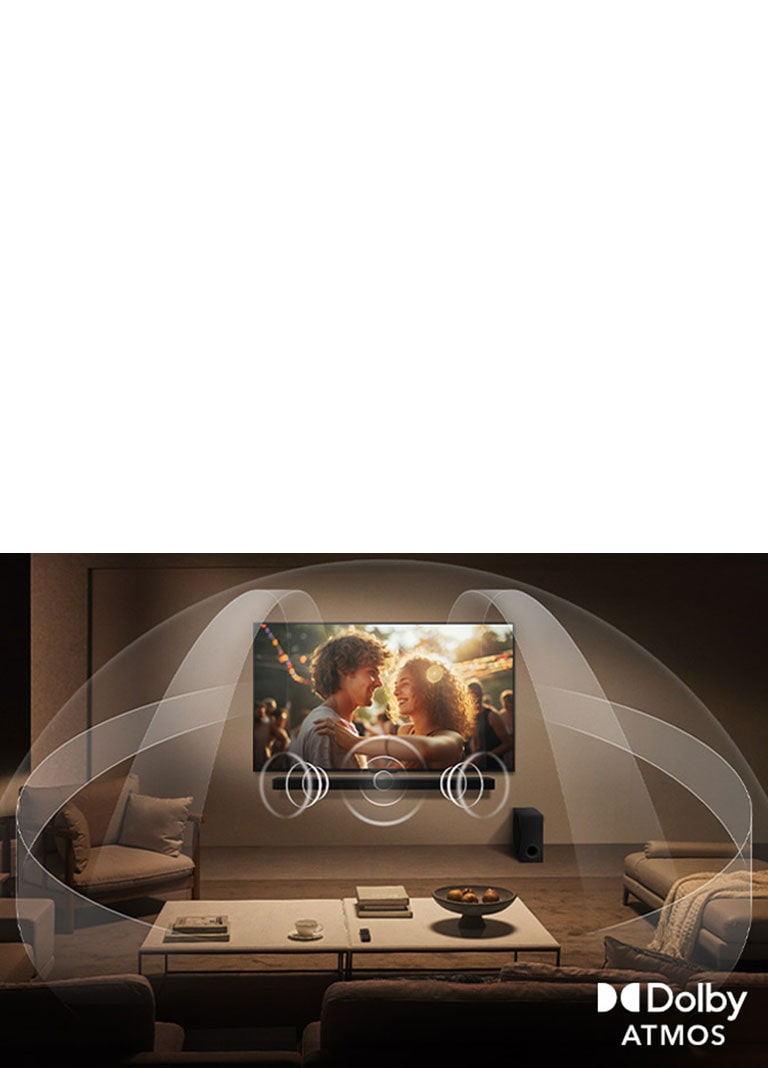סלון עם מסך LG QNED TV ו-LG Soundbar עם גרפיקה המייצגת את האופן שבו שני המכשירים ממלאים את החלל בצליל רב היקפי.