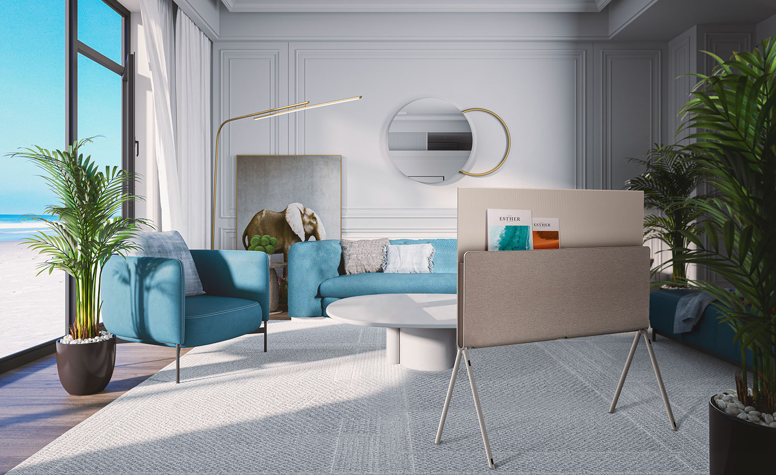 Posé ניצבת בסלון בגווני כחול בבית הממוקם על חוף הים, במבט לאחור כאשר במדף המדיה מונחים מגזינים.