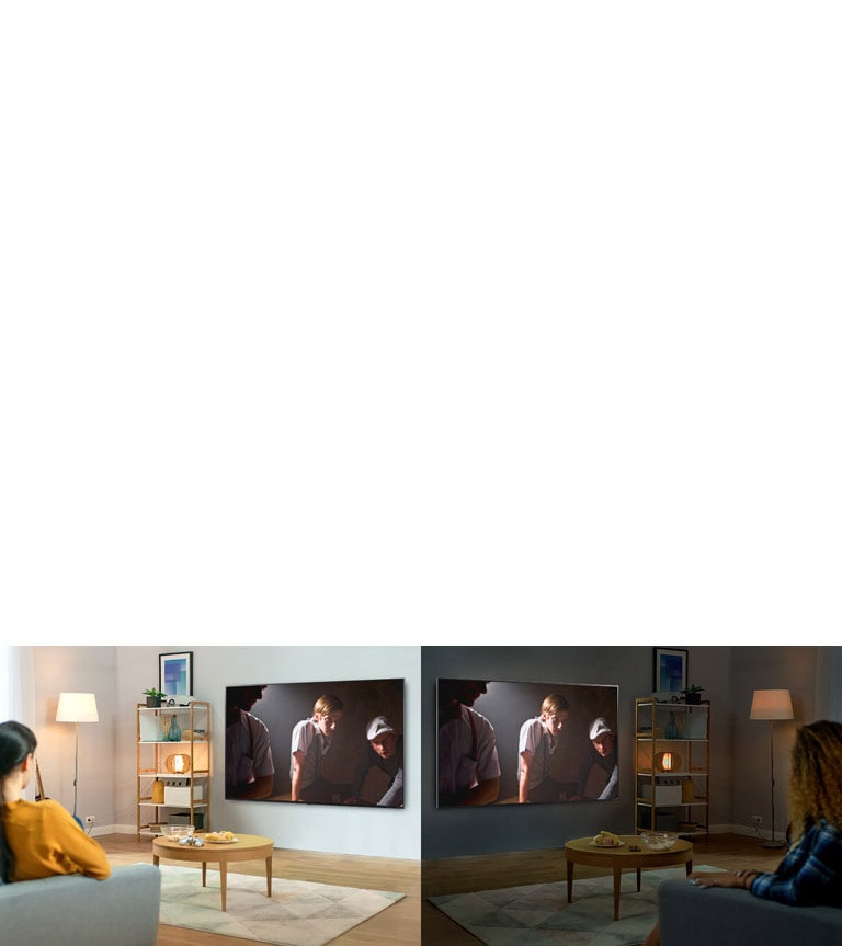 בשני חדרי סלון המהווים תמונת ראי, שתי נשים צופות באותה סצנה בטלוויזיה בתנאי בהירות שונים