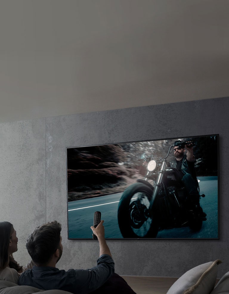 תמונה המציגה זוג צופה בתוכנית בטלוויזיית LG UHD.