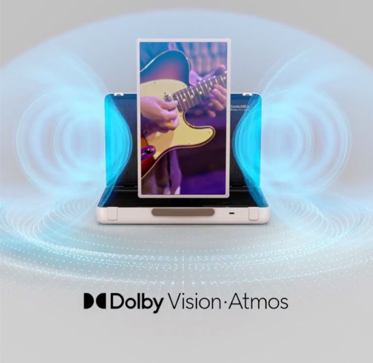 סרטון אנימציה של LG StanbyME Go שמוצגת בו סצנת נגינה בגיטרה. בהתחלה המסך נמצא במצב שולחן ואילוסטרציה של צלילים יוצאת ישירות מהרמקול. המסך מתרומם למצב אופקי ואילוסטרציית הצלילים יוצאת משני צדדיו. המסך עובר למצב אנכי ואילוסטרציית הצלילים יוצאת מהרמקול. בועת הצלילים מכסה את המוצר והאילוסטרציה של גלי הקול ממשיכה לנוע בעוד כיוון המסך משתנה.