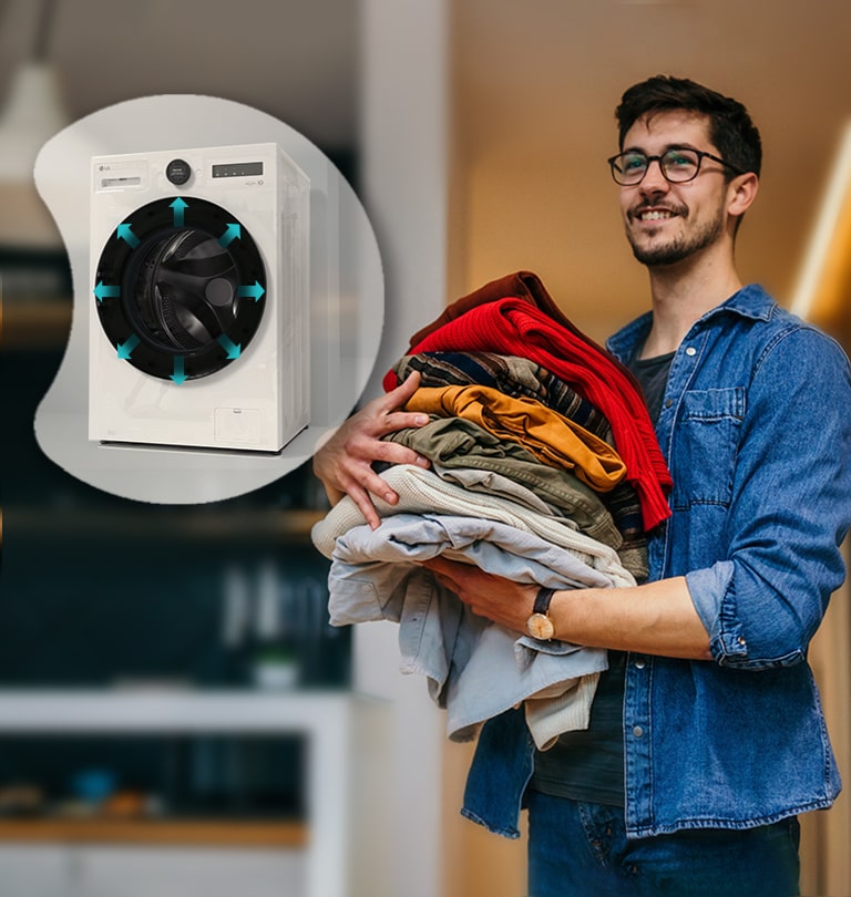 בחור צעיר אוחז את הכביסה המוכנה בידיו, ולצדו מופיעה תמונה מוגדלת של תא הכביסה הפנימי במכונה