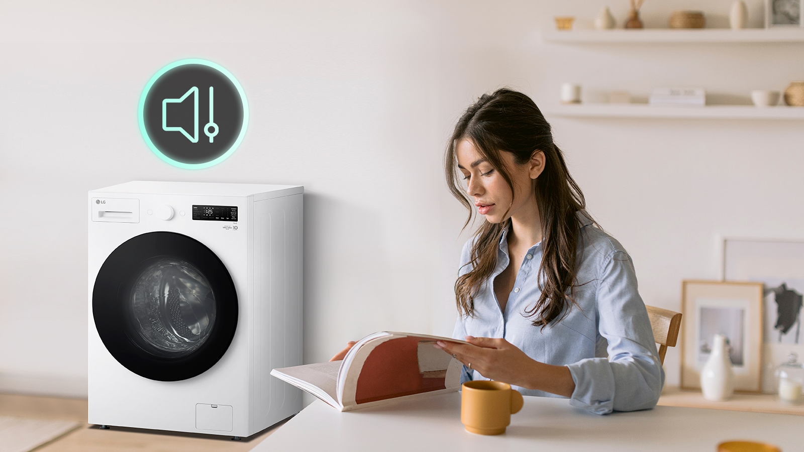 אישה יושבת ליד השולחן וקוראת ספר, ולצידה מופיע סמל לרעש מופחת עם מכונת כביסה ברקע