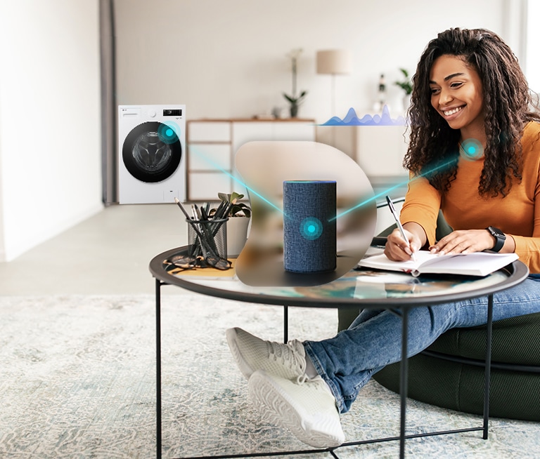 האישה יושבת על הספה, והסמל שמופיע במרכז התמונה מציג רמקול לזיהוי קולי. ברקע התמונה יש מכונת כביסה. קווים מחברים בין מכונת הכביסה, הרמקול שממוקם במרכז, והאישה היושבת על הספה